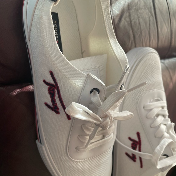 Tommy shoes only worn once - Picture 2 of 4